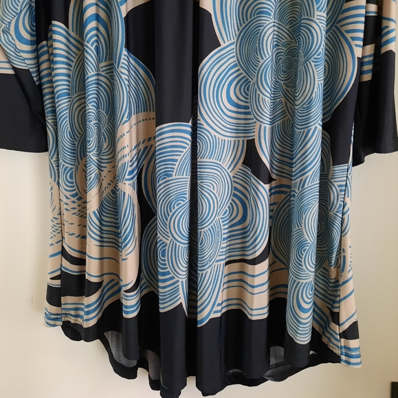 Pleated Front Abstact Design on Black LongTunic - Picture 6 of 7